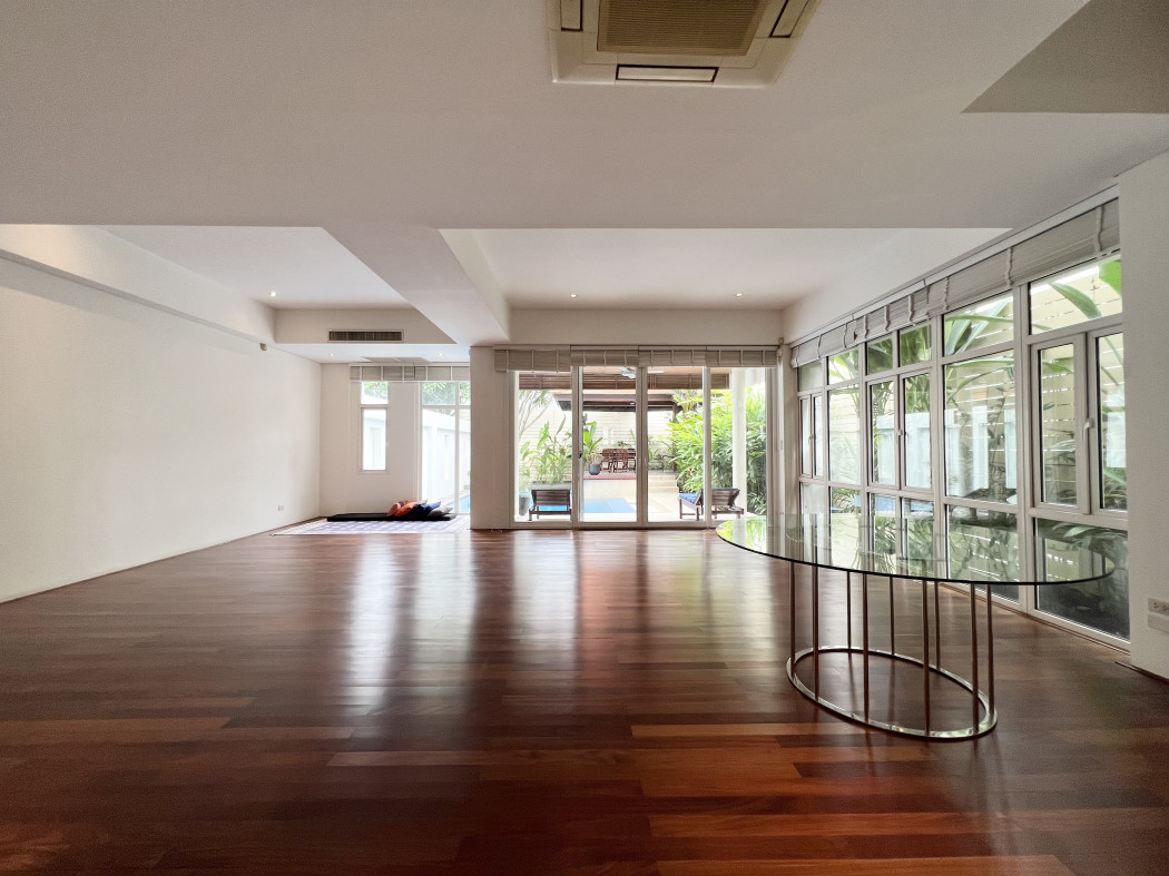 House for rent on Sukhumvit near Emquartier with private pool 4 bedrooms Pet friendly รูปที่ 3