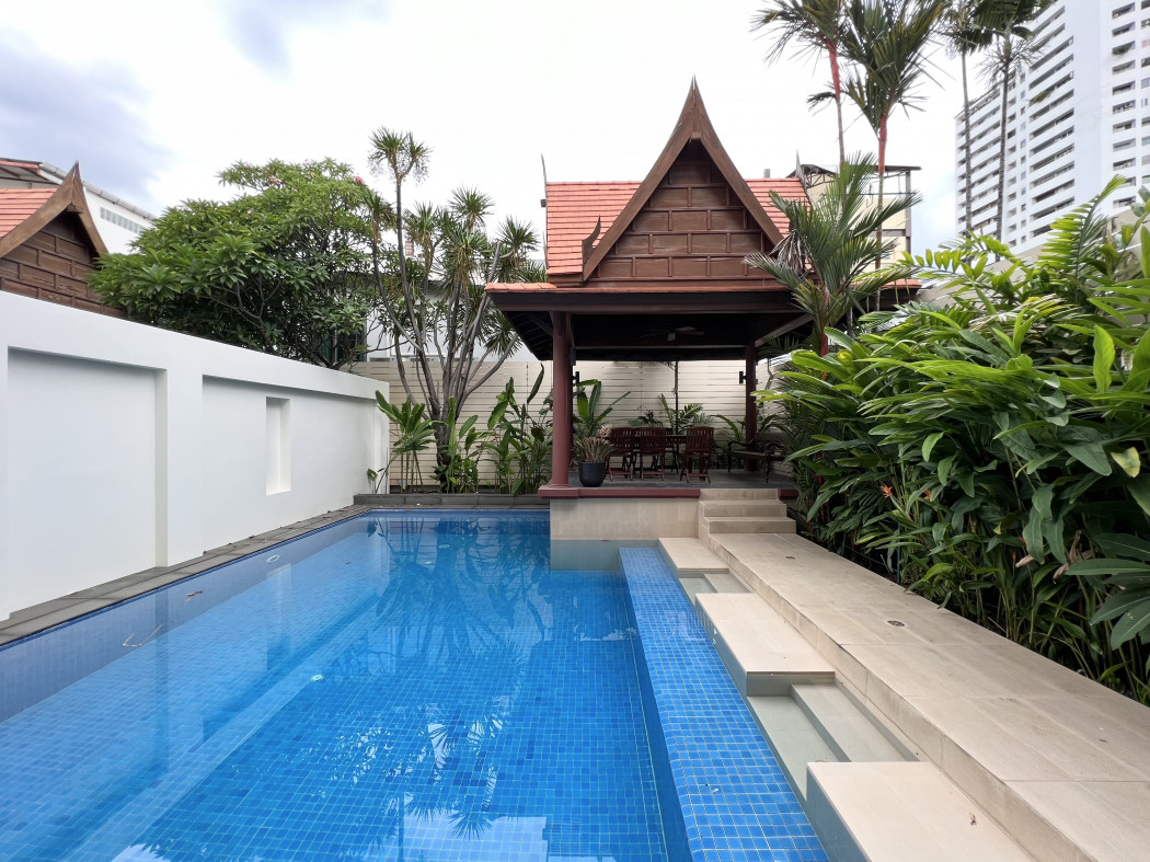 House for rent on Sukhumvit near Emquartier with private pool 4 bedrooms Pet friendly รูปที่ 2