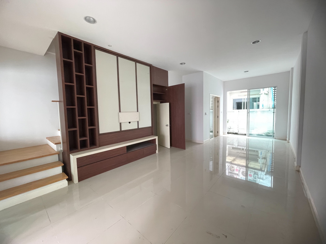 Vาย ทาวน์โฮม รีโนเวทใหม่ ราคาถูก บ้านกลางเมือง ลาดพร้าว 101 150 ตรม. 20 ตร.วา รูปที่ 2