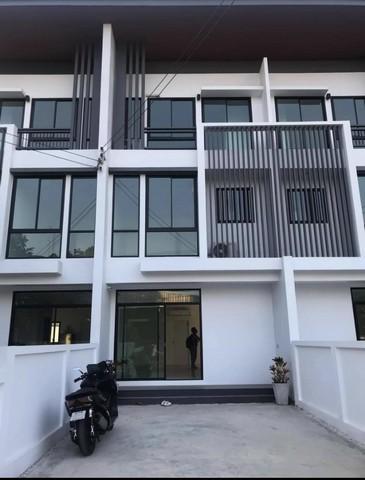 ให้เช่า Townhome 3 ชั้น โครงการ Cozy-โชคชัย4 สตรีวิทยา2 พื้นที่ 30 ตรว เนื้อที่ใช้สอย 240 ตรม.3 ห้องนอน3 ห้องน้ำ เข้า-ออกได้หลายทาง รูปที่ 1