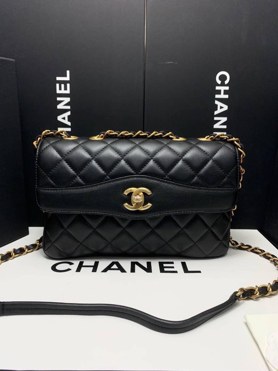 พร้อมส่ง รุ่นใหม่ล่าสุด กระเป๋าสะพาย Chanel หนังแท้ทั้งใบ หนังสวยฟูแน่นเต็มทุกช่อง มีสายสะพายโซ่ รูปที่ 1