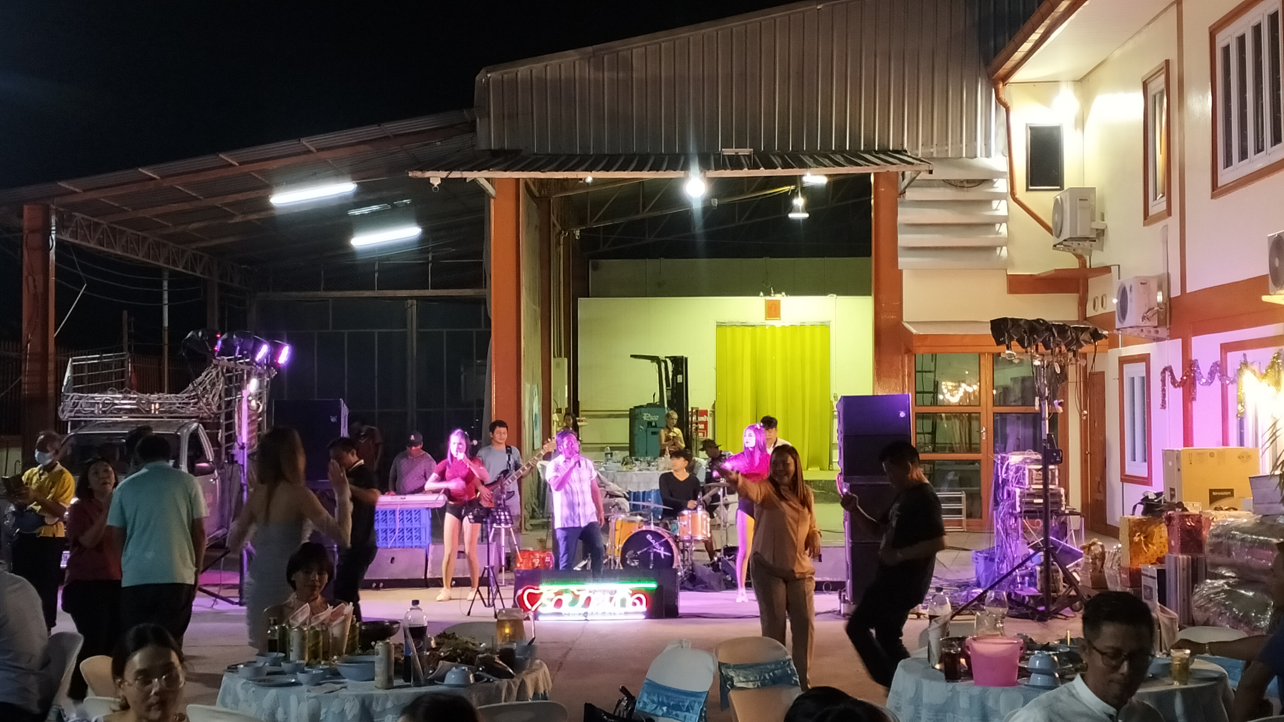 วงดนตรีโคราช โทร.086-9959229 วงดนตรีงานเลี้ยง รูปที่ 3