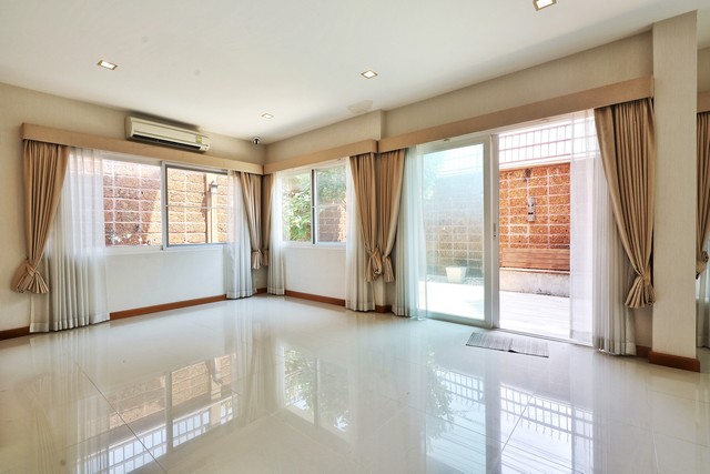 บ้าน ลัดดารมย์ ชัยพฤกษ์ แจ้งวัฒนะ พ.ท. 87 Square Wah 0 ngan 0 RAI 4 ห้องนอน 3 BR 8500000 B. ใกล้กับ - พร้อมอยู่! รูปที่ 1