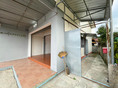 For rent One and a half floor shophouse, location next to the road Renting that meets all needs in a commercial location
