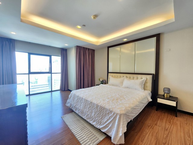Spacious 3 bedrooms in prime Sathorn รูปที่ 1