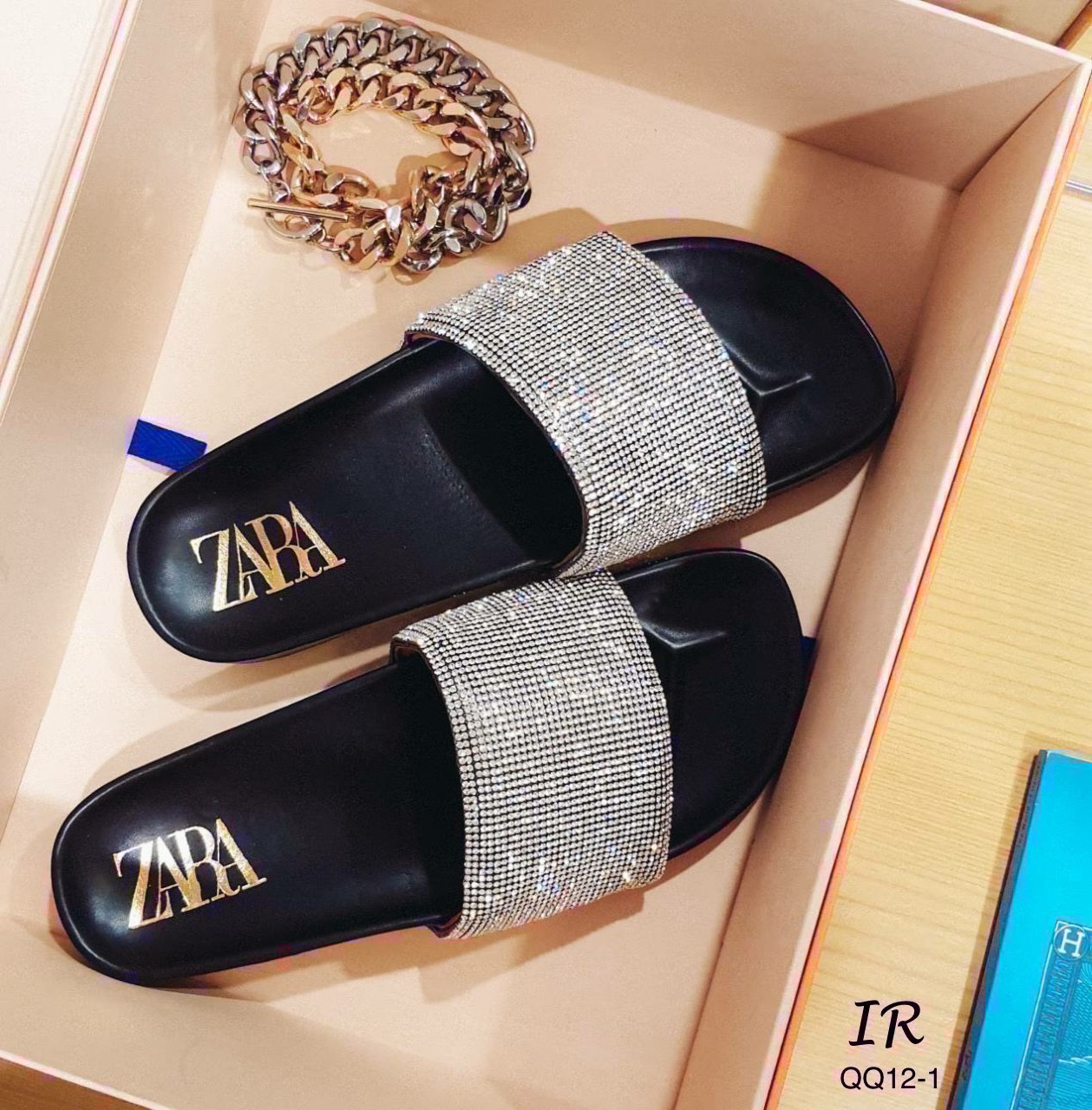 Zara Sandal  หน้าสวมแต่งเพชรชวารอฟสกี้ สวยวิบวับมากค่า เสริมนวมรองกำมะหยี่นิ่ม ปั้มแบรนด์ สวมใส่สบายเท้าและใส่ได้บ่อยๆเลยค่ารุ่นนี้ รูปที่ 5