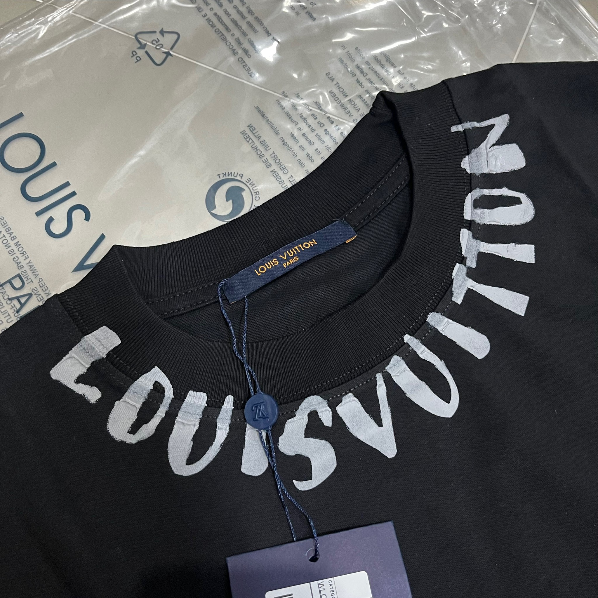 NEW LOUIS VUITON NECK T-SHIRT  รูปที่ 3
