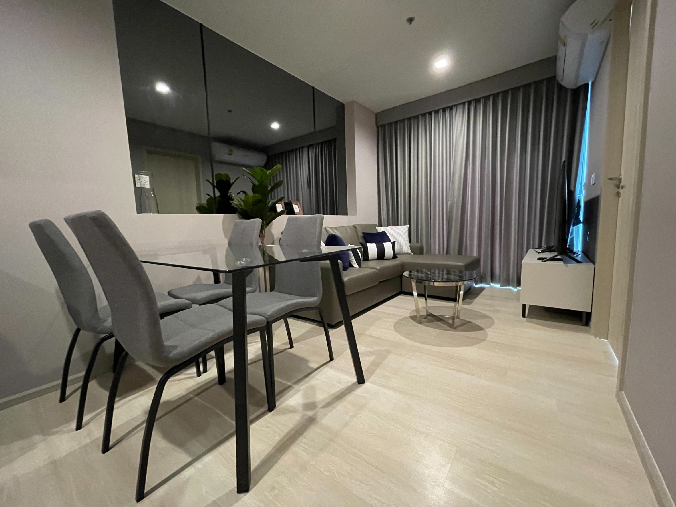 Life one wireless condo 2 bedrooms for rent near BTS Phloen Chit รูปที่ 1