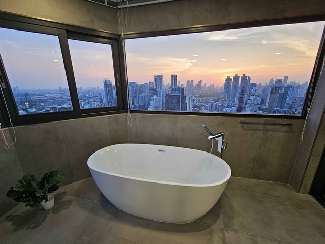 Waterford Sukhumvit 30 spacious safe livable 38th floor BTS Phrom Phong รูปที่ 1