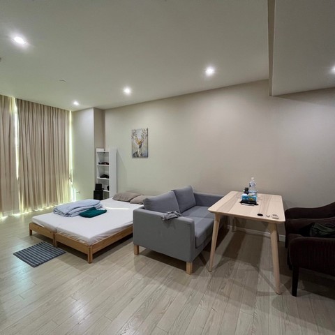 The Room Sukhumvit 21 private peaceful livable 5th floor BTS Asoke รูปที่ 1