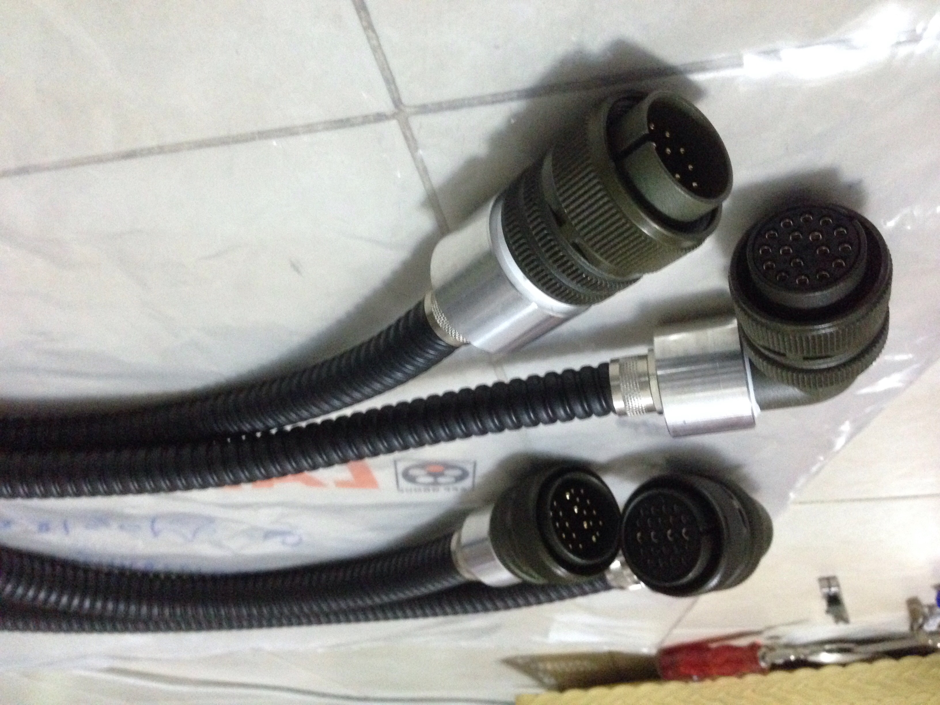 คอนเน็คเตอร์เขียวทหาร (military connector) รูปที่ 2