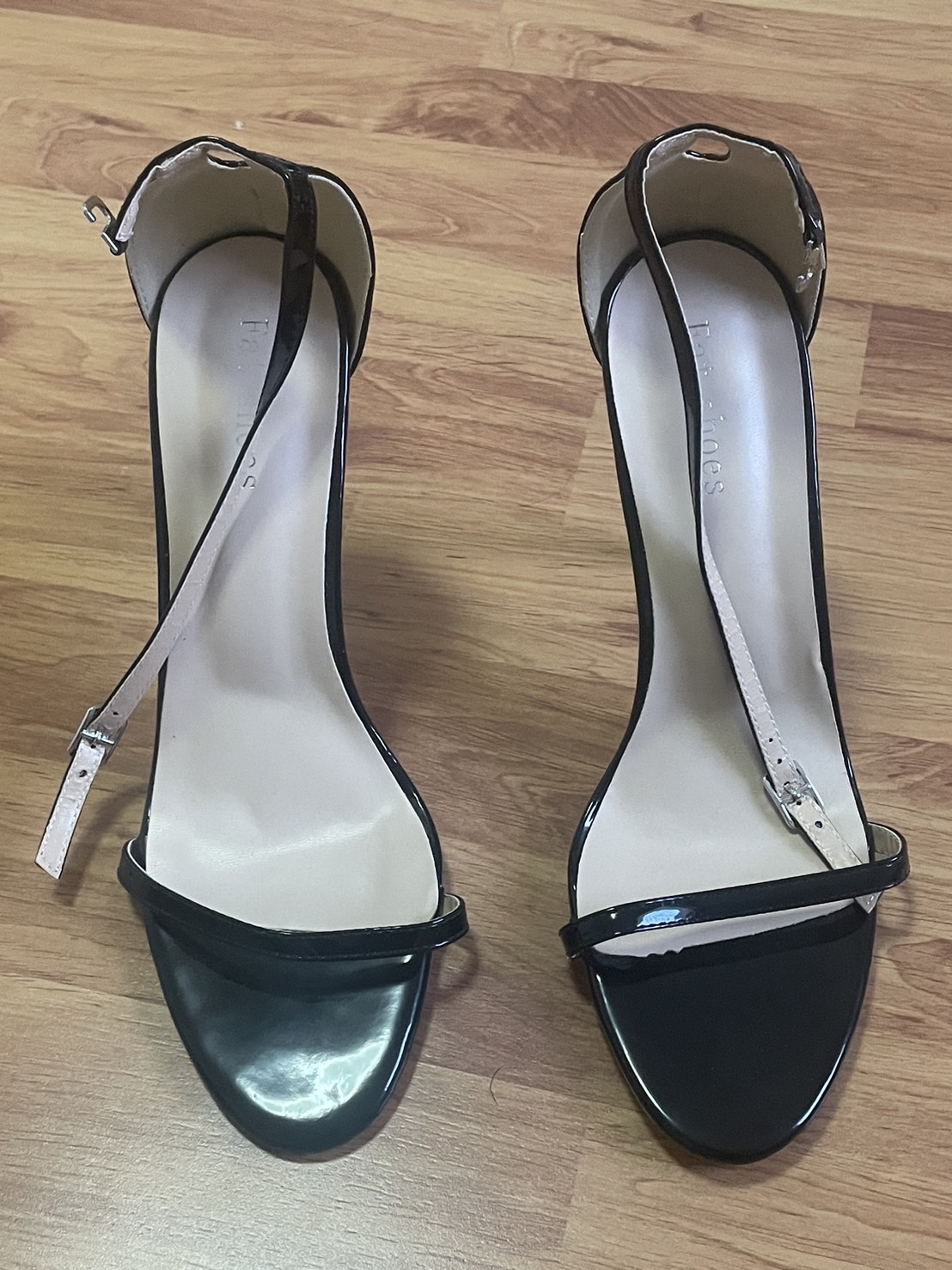 ร้องเท้าคัดชู ส้นสูง แบรนด์ Fat Shoes รูปที่ 5