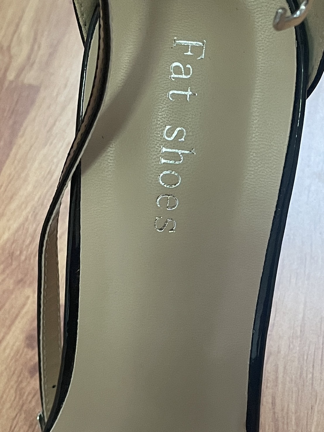 ร้องเท้าคัดชู ส้นสูง แบรนด์ Fat Shoes รูปที่ 2