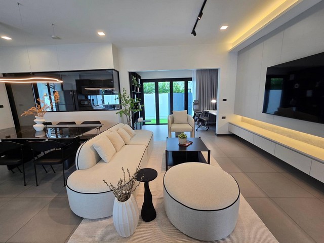 ให้เช่าบ้านเดี่ยว โครงการ วิเว่  Vive บางนา กม.7 Luxury Town Home ที่ดิน 41.4 ตรว. พื้นที่ใช้สอย 225 ตรม.3ห้องนอน4 ห้องน้ำ พร้อมเฟอร์นิเจอร์ รูปที่ 1