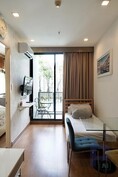 ปล่อยเช่าคอนโด โครงการ  Q House Sukhumvit 79 ชั้น 5 POOL ACCESS สามารถเดินลงสระว่ายน้ำได้จากระเบียงห้อง 