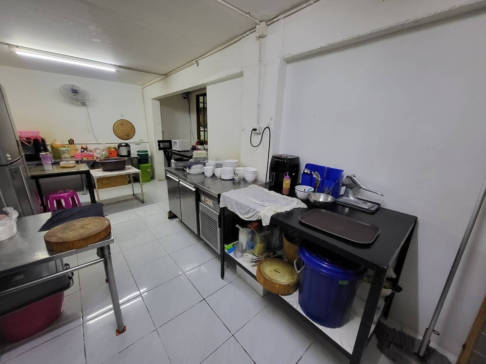 เซ้งด่วน 170,000 บาท รังสิตคลอง1 ติดม.กรุงเทพ อยู่ในโครงการสนามกอล์ฟไพน์เฮิร์สท มีที่จอดรถจอดรถได้หลายคันบริเวณรอบๆเป็นหอพัก รูปที่ 4