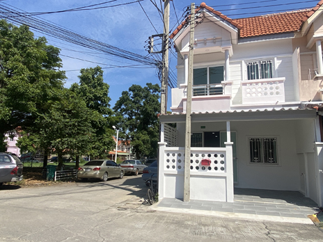 ขายทาวน์เฮ้าส์รีโนเวท หลังมุมริมสวน หมู่บ้านทัศนีย์ บ้านฉาง ปทุมธานี พร้อมอยู่ รูปที่ 1