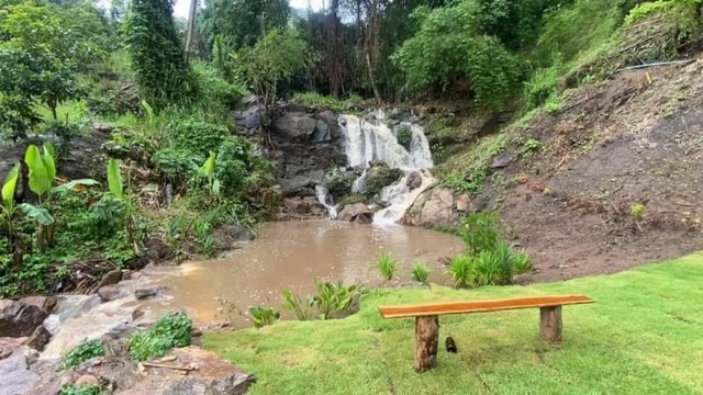 ขายด่วน ที่ดินติดน้ำตก โขดหินล้อมรอบ ติดถนนทางหลวง สะเมิง รูปที่ 1