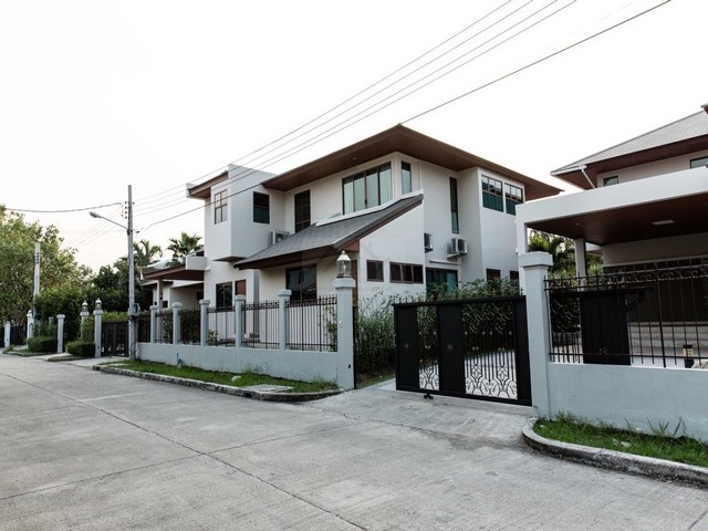 ให้เช่าบ้านเดี่ยว 2 ชั้น 3 หลัง 400 ตรว. 12 ห้องนอน หมู่บ้านเพอร์เฟค มาสเตอร์พีช พระราม 9 พร้อมสระว่ายน้ำ ใกล้ Stamford University รูปที่ 1