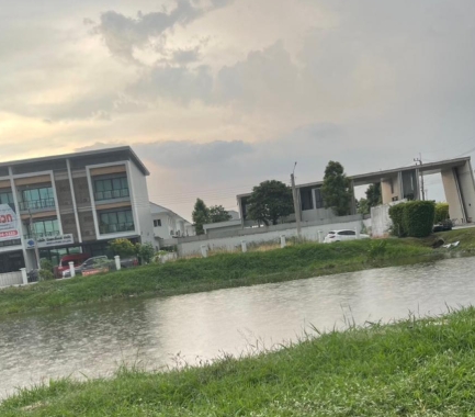 ให้เช่าที่ดิน 132 ตร.ว. ติดถนนใหญ่ ถนนกาญจนาภิเษก ประเวศ หน้าหมู่บ้านชวนชื่น-อุดมสุข  รูปที่ 1