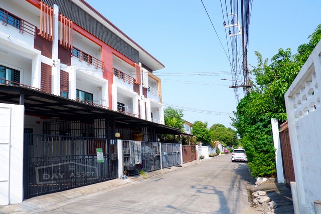 ขายทาวน์โฮม 3 ชั้น ซอยลาดพร้าว 93 (หลังริม) เนื้อที่ 31 ตร.ว. ขายเพียง 5,690,000 ล้านบาท รูปที่ 1