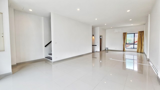 อาคารพาณิชย์ฯ พรีเมี่ยมเพลส เกษตร-นวมินทร์   50000 BAHT. 3 Bedroom 4 น้ำ 24 sq.wa 0 ngan 0 ไร่ ทำเล-คุณภาพ รูปที่ 1