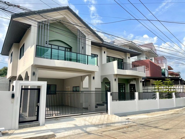 P592 ขายบ้านเดี่ยว 2 ชั้น หมู่บ้านปรีชาล้ำเพชร รามคำแหง 76 รีโนเวทใหม่ เหมาะอยู่อาศัย รูปที่ 1