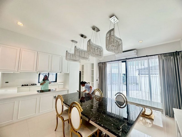 บ้านเช่าสามชั้น พร้อมหรูสไตล์ luxuryใหม่มากเฟอร์พร้อมหิ้วกระเป๋าเข้ายุได้เลย รูปที่ 1
