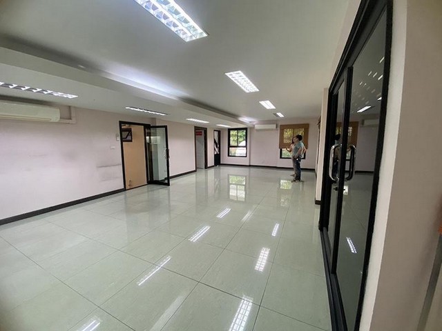 ให้เช่าอาคารสำนักงาน 3 ชั้น 728 ตรม. ซอยประชาอุทิศ 15 ตกแต่งพร้อมใช้งาน ใกล้สนามบินดอนเมือง รูปที่ 1