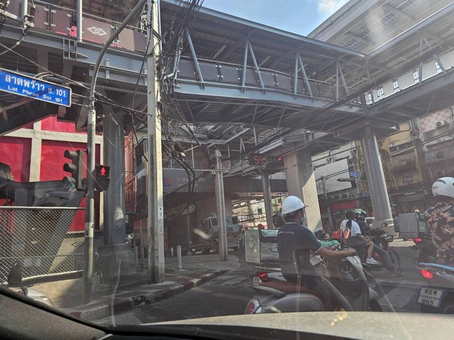 ขายที่ติดถนนลาดพร้าว101 ในที่ดินมีสิ่งปลูกสร้างเป็นโรงเรียนอนุบาลสามารถต่อยอดได้เลย รูปที่ 1