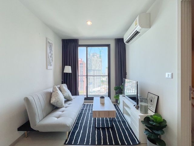 Rhythm Sukhumvit 42 Private convenient quiet 18th floor BTS Ekkamai รูปที่ 1