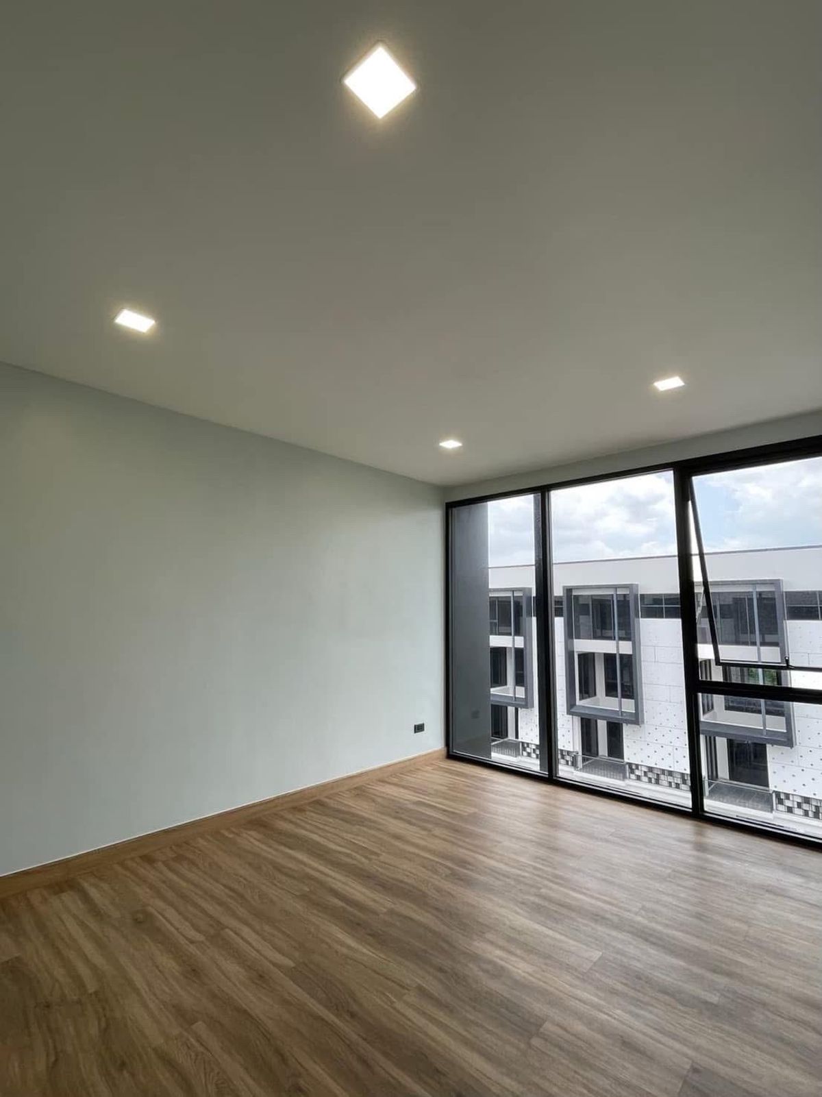 Townhouse โฮมออฟฟิสใหม่รามอินทรา62 ใหญ่ขนาด 0 RAI 0 NGAN 48 ตร.วา 70000 BAHT.   หรูอยู่สบาย หัวมุม ใกล้รถไฟฟ้ารพ.อินทรารัตน์ – 400 ม.  • เดอะพรอมานาด – 700 ม.  • วงแหวนรามอินทรา – 800 ม.  • รพ.สินแพทย์ – 900 ม.  • สถานีรถไฟฟ้าสายสีชมพู – 900 ม. รูปที่ 1