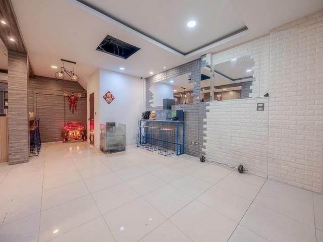 ขายโฮมออฟฟิศ 4 ชั้น 338 ตรม. ริมถนนคู้บอน ย่านคู้บอน รามอินทรา  ใกล้รถไฟฟ้า สถานีคู้บอน รูปที่ 1