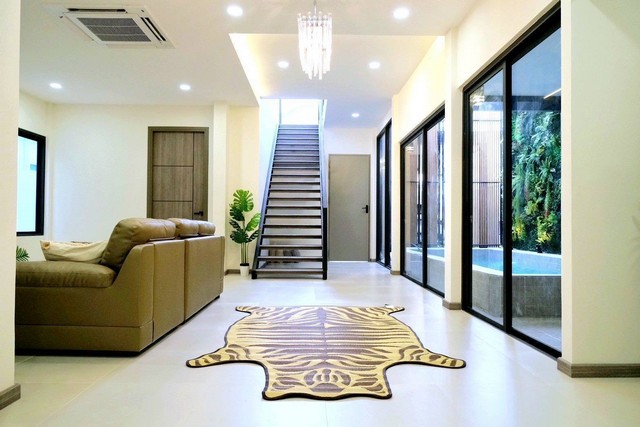 LV53157 ขาย บ้านเดี่ยว Pool Villa บ้านเดี่ยว ซอยสุขุมวิท 60/1 สไตล์โมเดิร์นใหม่ทั้งหลัง ใกล้ BTS บางจาก ตกแต่งพร้อมอยู่ พร้อมสระว่ายน้ำ รูปที่ 1