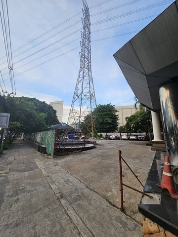 ขายที่ดินติดถนนรัชดาแถมสิ่งปลูกสร้าง ที่ดินใกล้ mrt ขายต่ำกว่าราคาประเมินกรมที่ดินเป็น 100 ล้าน รูปที่ 1