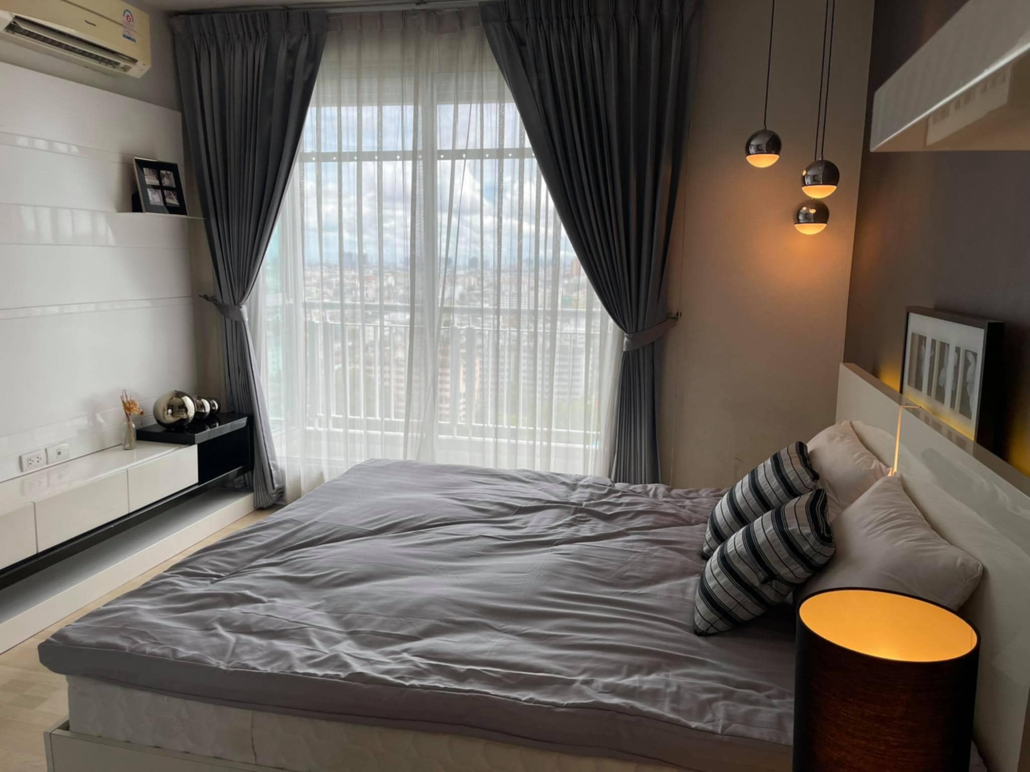 For Sale :: Rhythm Ratchada :: MRT รัชดา 0 เมตร :: 1 ห้องนอน ชั้นสูง วิวสวย บิ้วอินทั้งห้อง #R1C0915 รูปที่ 1