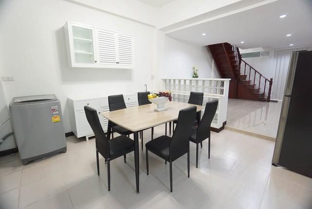 ให้เช่าทาวน์โฮม 3 ชั้น หมู่บ้านอยู่เจริญ รัชดาภิเษก ซอย 3 ใกล้ MRT พระราม 9 รีโนเวทมาใหม่ รูปที่ 1