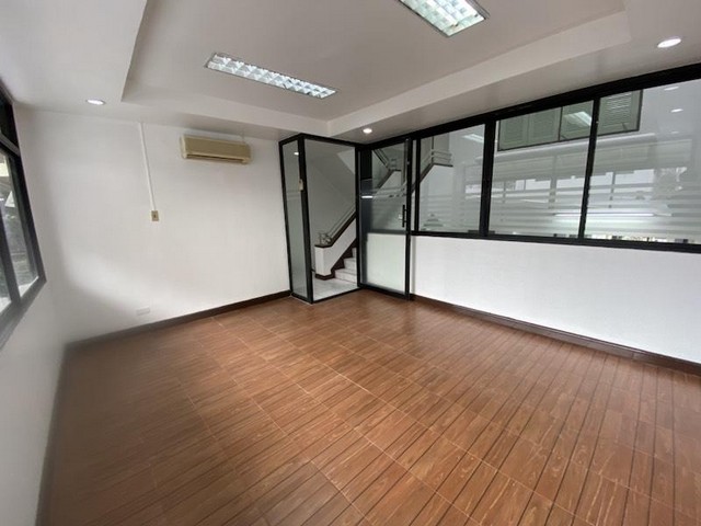 ให้เช่าทาวน์โฮม4ชั้นย่านทาวน์อินทาวน์รามคำแหงลาดพร้าวใกล้เลียบด่วนใกล้รร.บดินทร์เดชา รูปที่ 1