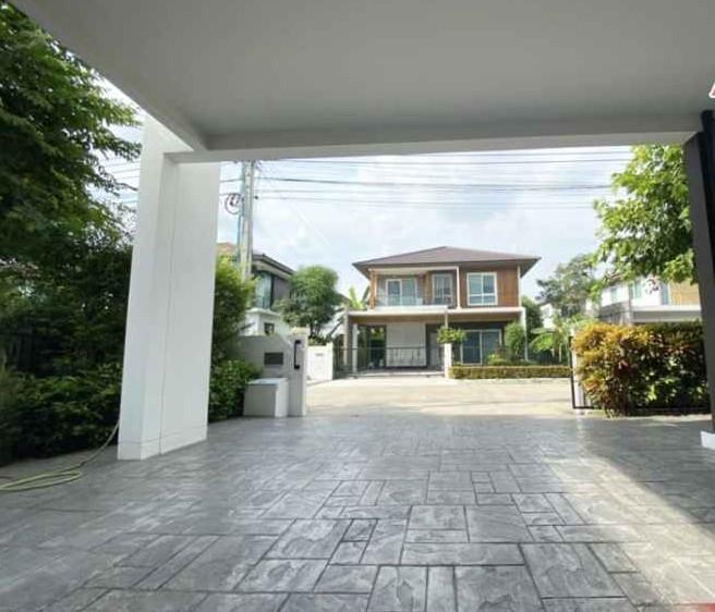ให้เช่าบ้านเดี่ยว 2 ชั้น 50 ตรว. 3 ห้องนอน โครงการ มัณฑนา เลค วัชรพล โครงการ 2  เดินทางสะดวกเหมาะอยู่อาศัย เฟอร์นิเจอร์ พร้อมอยู่ รูปที่ 1