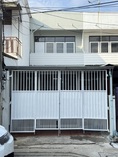 P670 ให้เช่าทาวน์เฮ้าส์ 2 ชั้น โชคชัย 4 ใกล้ตลาดโชคชัย 4 ใกล้ 650 เมตร เดินทางสะดวก ไม่มีแอร์ ไม่มีเฟอร์นิเจอร์ บ้านเปล่า