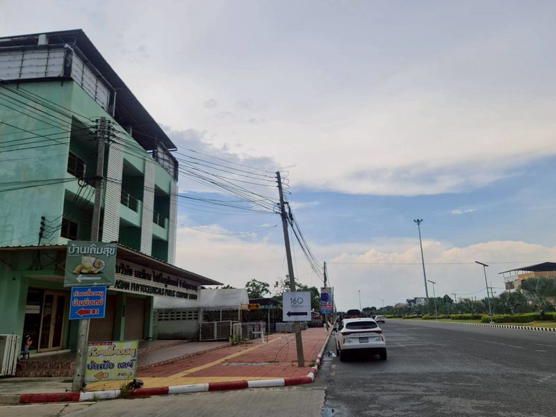 ขายเช่าตึกชลบุรีติดถนนอบจ. ทำเลหายากโทร 061-94-19639 รูปที่ 1
