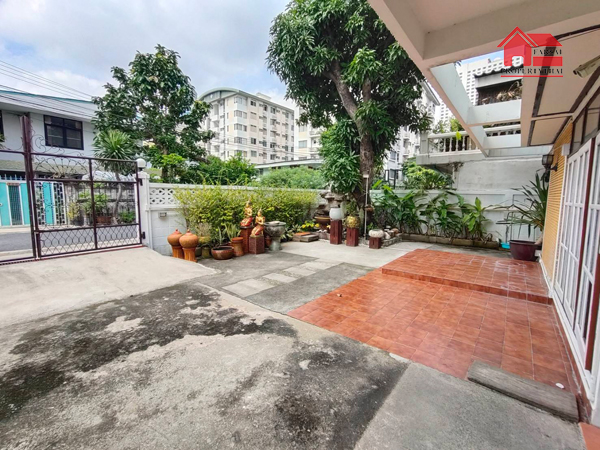 ให้เช่าบ้านเดี่ยว 2 ชั้น 60 ตร.ว พื้นที่ใช้สอย 180 ตร.ม 3 ห้องนอน 2 ห้องน้ำ แอร์ เฟอร์บางส่วน ถนน รัชดา เขตห้วยขวาง ราคาเช่า 30,000 บ/ด รูปที่ 1
