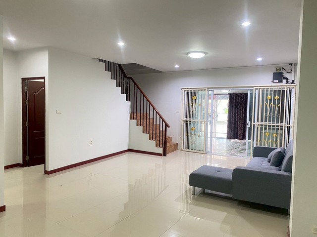 ให้เช่าทาวน์เฮาส์ 2 ชั้น  ตรงข้าม แกรนด์ เพลส รีสอร์ท  (ใกล้ร้านอาหารฟาโรห์เฮาส์)  รูปที่ 1