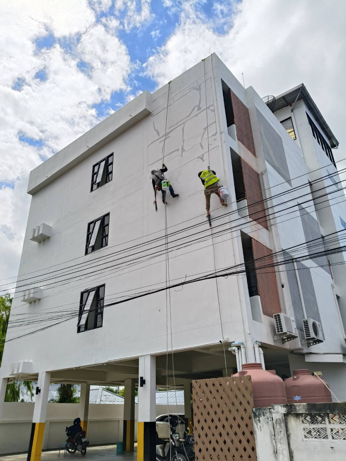 รับทาสีบ้านพร้อมซ่อมผนังร้าว มีผลงานการันตี โดยช่างสีผู้เชี่ยวชาญ ทีมงานช่างทาสีมืออาชีพ สอบถามราคาก่อนได้ครับ รูปที่ 1