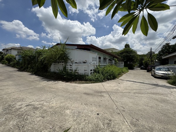 ขายที่ดินพร้อมบ้าน หมู่บ้านแสงอรุณ ซอยรามอินทรา 68 แยก 2 รูปที่ 1