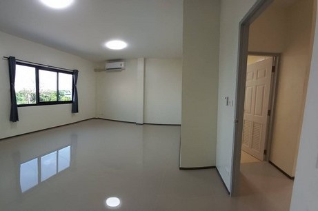  ให้เช่าทาวน์โฮม 3 ชั้น 3 ห้องนอน 3 ห้องน้ำ 1 ห้องนั่งเล่น 1 ห้องครัว 3 แอร์ ซ.ลาดปลาเค้า 72 นอกโครงการ รูปที่ 1