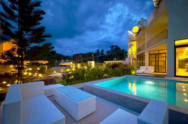 ขายบ้านหรู พูลวิลล่า ราคา 39 ล้าน #โซนแม่ริม บนที่ดิน 1 ไร่ครึ่ง สไตล์ Palm Beach มีเอกลักษณ์ #ติดน้ำ #วิวภูเขา #ซื้ออยู่เองหรือปล่อยเช่าได้ รูปที่ 1