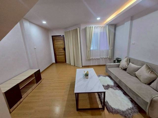 ทาวน์โฮม 2 ชั้น รีโนเวทใหม่ ทำเลดี พร้อมอยู่ โซนป่าแดด รูปที่ 1
