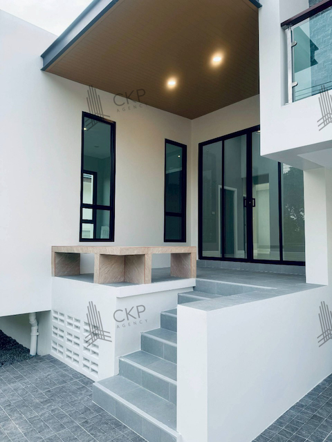 บ้านเดี่ยว สร้างใหม่ สไตล์โมเดิร์น สวยงาม ใกล้แหล่งชุมชน พื้นที่กว้าง พร้อมเข้าอยู่ รูปที่ 1