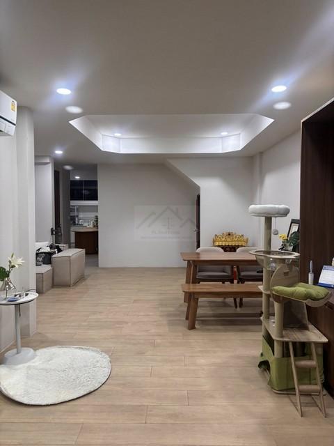 P803 ให้เช่า ทาวน์เฮ้าส์ 2 ชั้น หมู่บ้านอยู่เจริญ 29 ซอยรัชดา 18 รีโนเวทสไตล์ Modern Chinese ห้วยขวาง ใกล้ MRT ห้วยขวาง รูปที่ 1